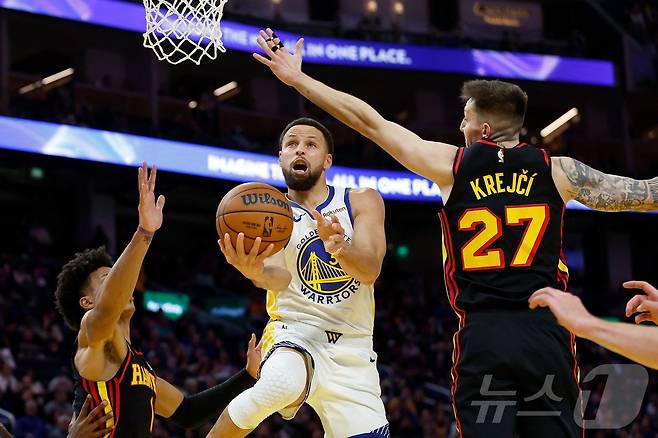 NBA 골든스테이트 커리(가운데)가 12일(한국시간) 애틀랜타와 경기에서 레이업을 시도하고 있다.ⓒ AFP=뉴스1