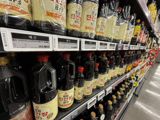 12일 홈플러스 유성점 매장 내 모습. 상품 납품 중단으로 매진된 자리를 대체 상품이 채우고 있다. 이다온 기자