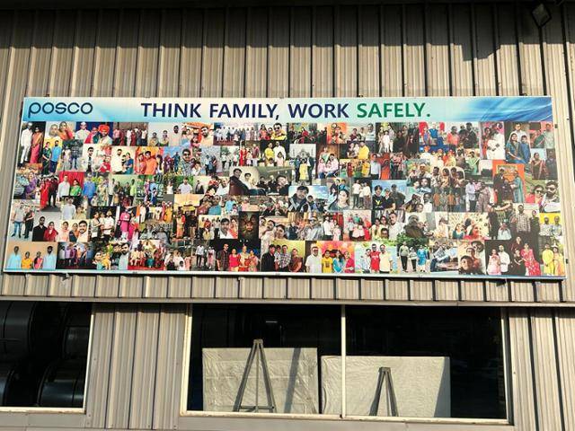 인도 마하라슈트라주 푸네시의 포스코 푸네 가공센터 공장에 안전을 강조하는 "가족을 생각해서 안전하게 일하자(think family, work safely)"라는 문구가 적혀 있다. 포스코 제공