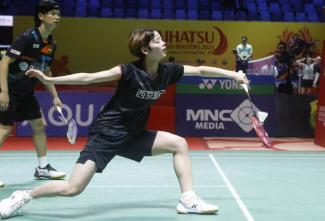 <yonhap photo-6611=""> epa11840980 Yuta Watanabe and Maya Taguchi (R) of Japan in action during their Mix Doubles qualification match against Bimo Prasetyo and Velisha Christina of Indonesia during the Daihatsu Indonesia Masters 2025 badminton tournament at Istora Senayan Stadium in Jakarta, Indonesia, 21 January 2025. EPA/BAGUS INDAHONO/20250121 13:19:21/ <저작권자 ⓒ 19802025 ㈜연합뉴스. 무단 전재 재배포 금지, AI 학습 및 활용 금지></yonhap>