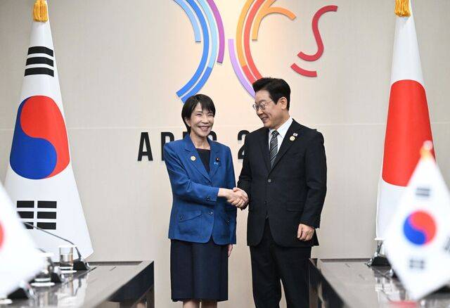 이재명 대통령과 다카이치 사나에 일본 총리가 지난해 10월 30일 경주 아시아태평양경제협력체(APEC) 정상회의장에서 양자회담에 앞서 악수를 하고 있다. 이 대통령은 13~14일 일본을 방문하는 셔틀외교에 나서며 양국 경제 협력을 모색한다. 대통령실사진기자단