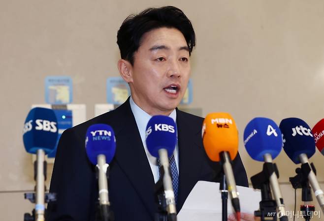 (인천공항=뉴스1) 김민지 기자 = 강훈식 대통령비서실장이 30일 오후 인천국제공항을 통해 귀국한 후 폴란드와의 다연장로켓 천무 유도탄 공급 계약 체결 관련 브리핑을 하고 있다. 2025.12.30/뉴스1 Copyright (C) 뉴스1. All rights reserved. 무단 전재 및 재배포, AI학습 이용 금지. /사진=(인천공항=뉴스1) 김민지 기자