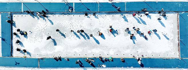 ▲ 지난해 2월 9일 인천 강화군 양도면 인산저수지 일대에서 열린 왕방마을얼음축제를 찾은 시민들이 빙어낚시를 하고 있다. /인천일보DB