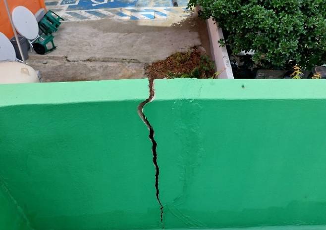 지난 12일 광주도시철도 2호선 6공구 공사 인근 구간인 광주 동구 산수동의 한 주택에 외벽에 균열이 일어난 모습. /박건우 기자