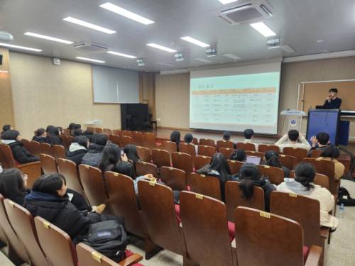 서울대 의과대학 테니스반 학생들이 13일 유봉여고를 찾아 재학생들을 대상으로 대학 입시 준비 과정에 대한 특강을 진행했다.