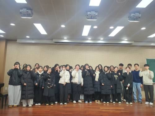 서울대 의과대학 테니스반 학생들13일 춘천 유봉여고 강당에서 재학생들을 대상으로 대학 입시 성공 사례를 공유했다.
