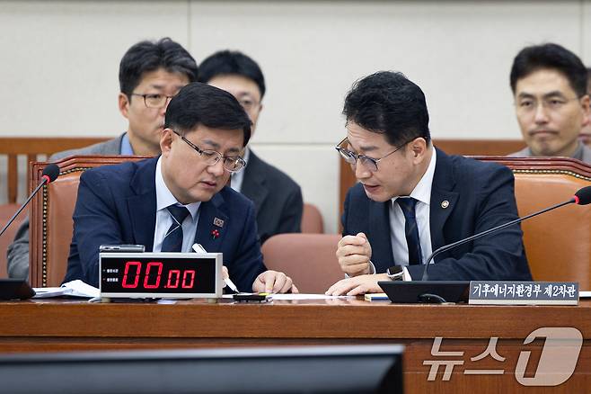 김성환 기후에너지환경부 장관과 이호현 2차관이 서울 여의도 국회에서 열린 제430회 국회(임시회) 기후위기 특별위원회 제8차 전체회의에서 대화하고 있다. 2025.12.18/뉴스1 ⓒ News1 유승관 기자