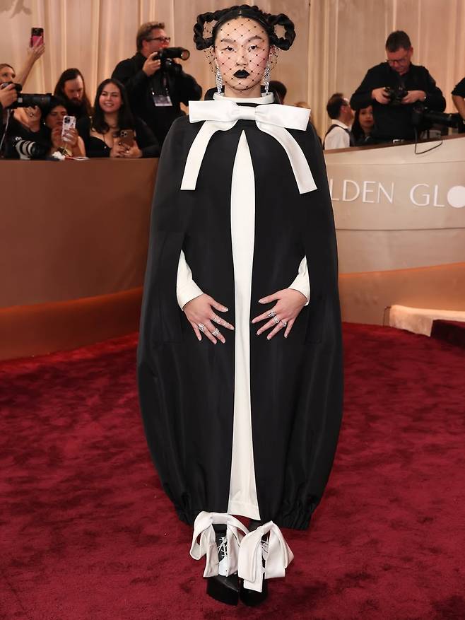 톰 브라운의 아방가르드한 꾸뛰르 드레스를 입은 골든 글로브의 오드리 누나. @goldenglobes