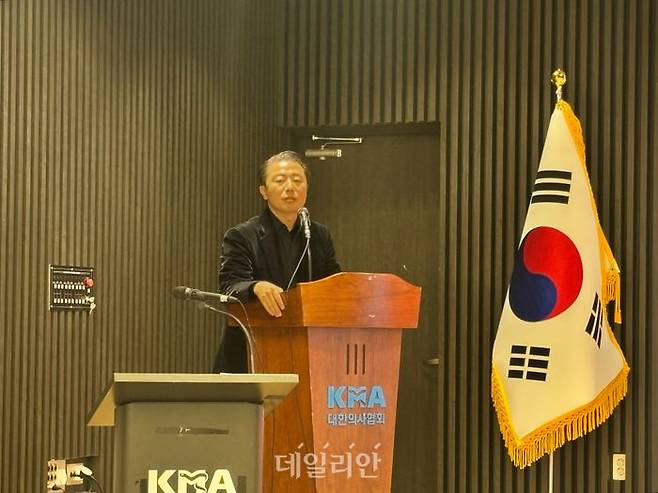 장부승 일본 관서외국어대학교 교수가 13일 진행된 세미나에서 주제발표를 진행하고 있다. ⓒ데일리안 김효경 기자