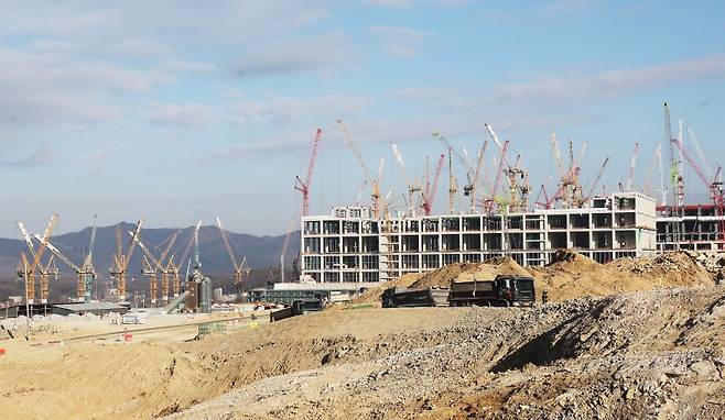 9일 경기도 용인시 처인구 원삼면 용인반도체클러스터 일반산업단지 공사현장에서 분주하게 공사가 진행되고 있다. 뉴시스