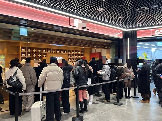 12일 오전 서울 용산구에 위치한 한 두바이 초콜릿 판매 매장에서 고객들이 줄을 서서 기다리고 있다. 사진=박경호 기자