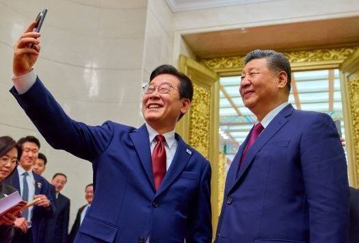 이재명 대통령이 지난 5일 중국 베이징 인민대회당에서 국빈 만찬 뒤 시진핑 중국 국가주석과 함께 샤오미 폰으로 기념사진을 찍고 있다. 이 샤오미 폰은 지난해 11월1일 경주 정상회담 때 시 주석이 이 대통령한테 선물한 것이다. 공동취재사진