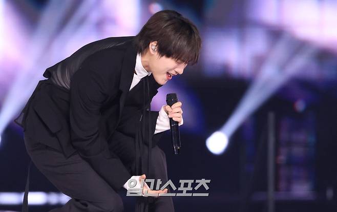 ‘2025 코리아 그랜드 뮤직 어워즈 with iM뱅크’(2025 KGMA) 첫날 아티스트데이가 14일 오후 인천 영종도 인스파이어 아레나에서 펼쳐졌다. 가수 우즈가 공연을 펼치고 있다. 영종도(인천)=KGMA특별취재단/2025.11.14./