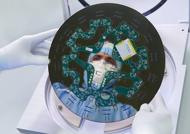 ASML High-NA EUV 노광장비에 들어가는 VDL-ETG의 자기부상 웨이퍼 스테이지용 구동·센서 모듈(전자제어 플레이트). 웨이퍼 스테이지에 장착돼 자기부상 구동 코일, 위치 센서, 전력·신호 배선이 집적된 원형 모듈이다. 웨이퍼의 위치와 속도를 나노미터 단위로 실시간 측정·제어한다. / 사진=VDL-ETG