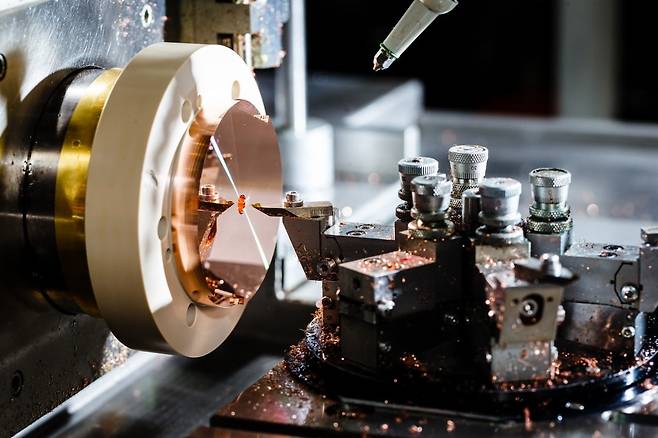 VDL-ETG 엔지니어가 ASML 극자외선(EUV)용 부품을 초정밀 선반(ultra-precision lathe)에서 절삭·가공하고 있다. EUV 장비용 부품 특성상 일반 기계 가공을 넘어 광학 수준의 정밀 가공 기술이 적용된다. / 사진=VDL-ETG