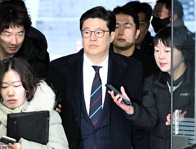 ‘홈플러스’와 관련해 1천억원대 사기 혐의를 받는 김병주 MBK파트너스 회장이 구속 전 피의자 심문(영장실질심사)을 위해 13일 오전 서울 서초구 서울중앙지방법원에 들어서고 있다. 이상섭 기자