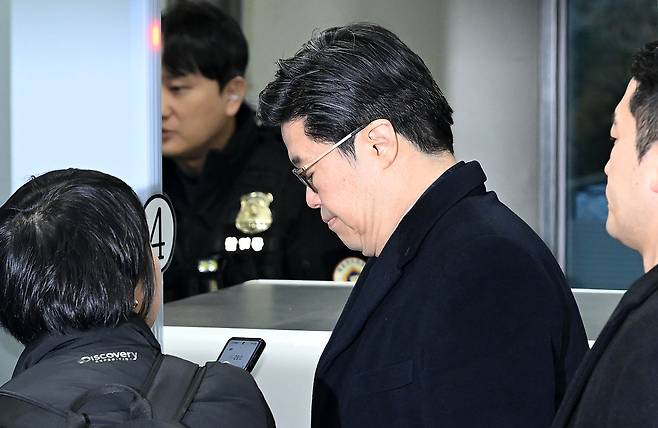 ‘홈플러스’와 관련해 1천억원대 사기 혐의를 받는 김병주 MBK파트너스 회장이 구속 전 피의자 심문(영장실질심사)을 위해 13일 오전 서울 서초구 서울중앙지방법원에 들어서고 있다. 이상섭 기자