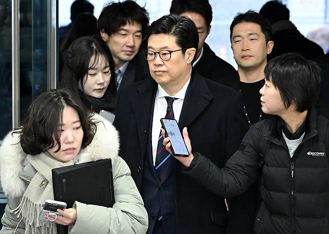 ‘홈플러스’와 관련해 1천억원대 사기 혐의를 받는 김병주 MBK파트너스 회장이 구속 전 피의자 심문(영장실질심사)을 위해 13일 오전 서울 서초구 서울중앙지방법원에 들어서고 있다. 이상섭 기자
