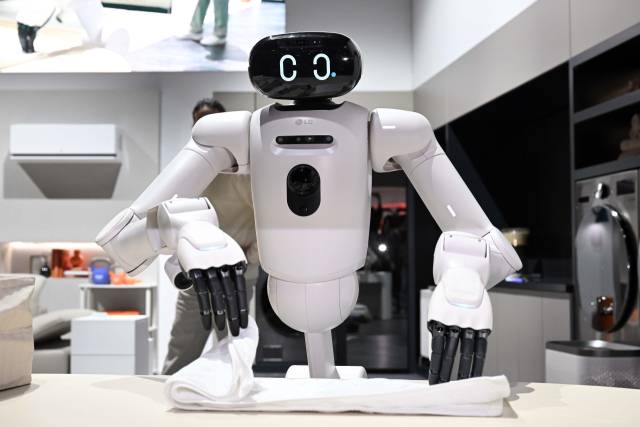 세계 최대 가전·정보기술(IT) 전시회 CES 2026 개막을 하루 앞둔 5일(현지 시간) 미국 라스베이거스 컨벤션센터에 마련된 LG전자 부스에서 사전 공개된 양팔형 AI 홈로봇 '클로이드'가 수건을 개고 있다. 라스베이거스=조태형 기자