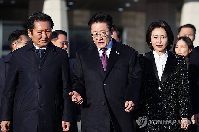 올해 첫 한일 셔틀외교 나서는 이재명 대통령 (성남=연합뉴스) 김도훈 기자 = 한일 정상회담을 위해 일본 나라현을 방문하는 이재명 대통령이 13일 성남 서울공항에서 공군 1호기로 이동하며 더불어민주당 정청래 대표와 대화하고 있다. 2026.1.13 superdoo82@yna.co.kr