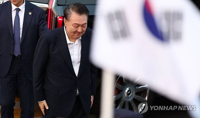 지지자들에게 인사하는 윤석열 대통령 (서울=연합뉴스) 김인철 기자 = 서울구치소에서 석방된 윤석열 대통령이 8일 서울 한남동 관저 앞에 도착, 차량에서 내려 지지자들을 향해 인사하고 있다. 2025.3.8 yatoya@yna.co.kr
