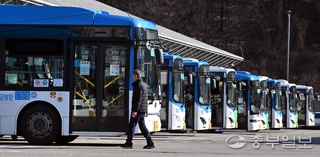 12일 오전 경기도내 한 버스차고지에 버스들이 줄지어 주차돼 있다. 김경민기자