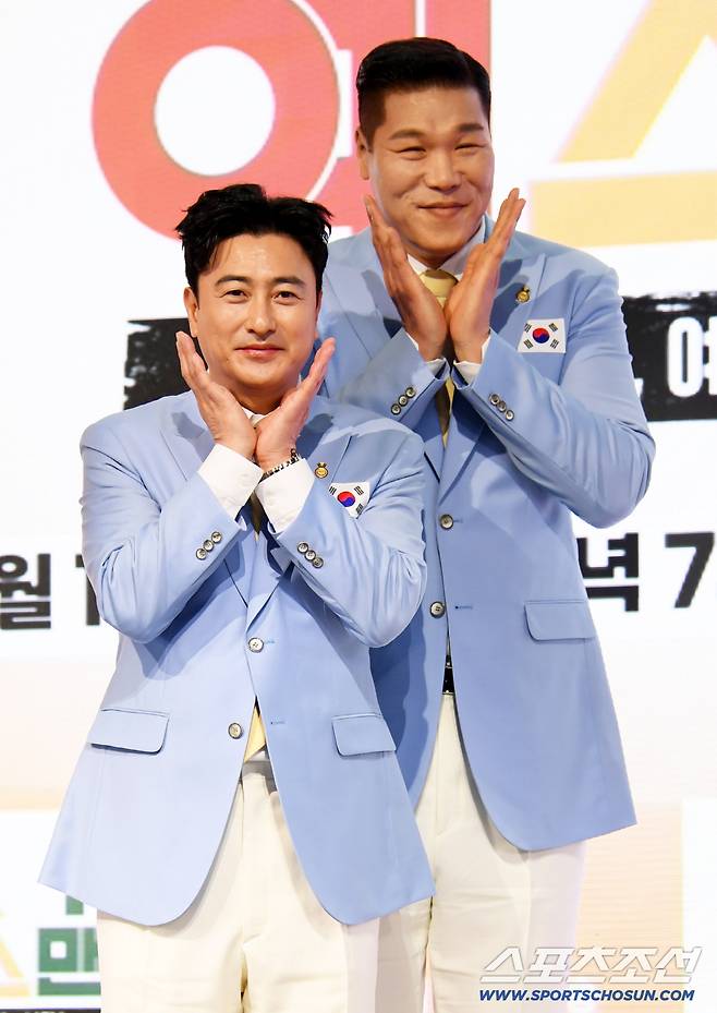 JTBC 신규 예능 '예스맨' 제작발표회가 14일 서울 여의도 페어몬트 앰배서더에서 열렸다. 안정환, 서장훈이 포토타임을 갖고 있다. 여의도=박재만 기자 pjm@sportschosun.com/2026.01.14/