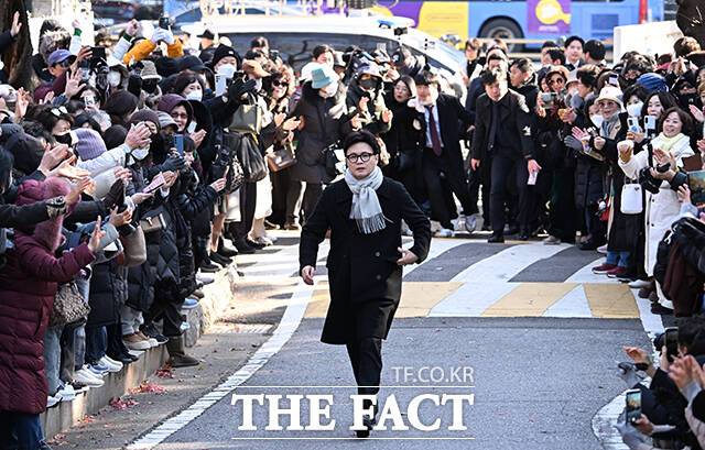 국민의힘 중앙윤리위원회가 한동훈 전 대표에 대해 제명을 의결하자 더불어민주당에선 다양한 반응이 쏟아져 나왔다. 박지원 의원은 "자업자득"이라고 했고, 김영진 의원은 "장동혁 대표가 잠재적 경쟁자인 한 전 대표를 정치적으로 살인한 것"이라고 이번 사태를 평가했다. 사진은 한동훈 전 국민의힘 대표가 지난달 3일 기자회견을 위해 서울 여의도 국회를 찾은 모습. /박헌우 기자