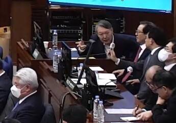 윤석열 전 대통령이 13일 서울 서초구 서울중앙지방법원 417호 형사대법정에서 열린 내란 우두머리 혐의 결심공판에 출석해 변호인들과 대화를 나누고 있다. 연합뉴스