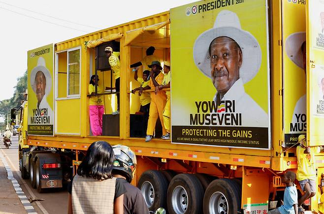 13일(현지시각) 우간다 수도 캄팔라에서 대선을 앞두고 요웨리 무세베니 우간다 대통령을 배출한 집권 여당인 국민저항운동(NRM)의 유세 차량이 지나가고 있다. 로이터 연합뉴스