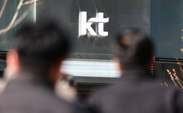 시민들이 13일 서울 종로구 KT광화문빌딩 앞을 지나고 있다. 뉴스1