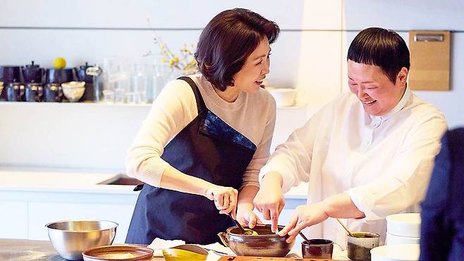 12일 김혜경 여사와 노영희 셰프가 재일동포 예술인들에게 선물할 궁중 한과를 함께 만들고 있다. 사진 청와대