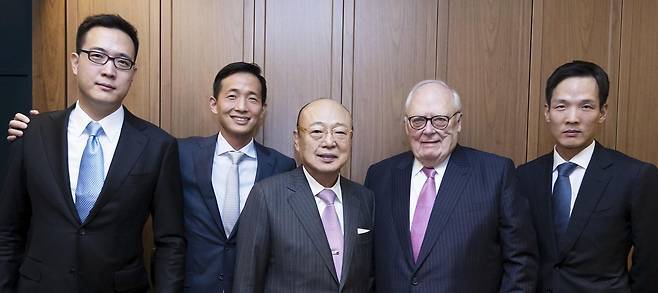 김승연 한화그룹 회장(왼쪽 셋째)과 김동선 부사장(왼쪽 첫째), 김동관 부회장(왼쪽 둘째), 김동원 사장(왼쪽 다섯째)가 에드윈 퓰너 미 헤리티지재단 아시아연구센터 회장 만났다. 사진 한화그룹