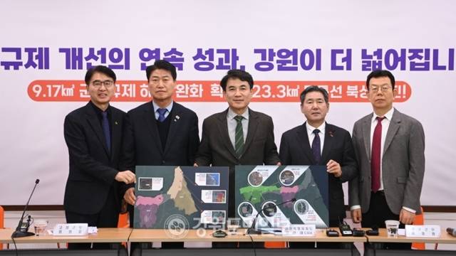 ▲ 강원도는 14일 도청 브리핑실에서 김진태 도지사, 서흥원 양구군수, 함명준 고성군수, 유광종 철원부군수가 참석한 가운데 ‘강원도 제2차 군사규제 개선 성과 달성 설명회’를 가졌다. 서영 기자