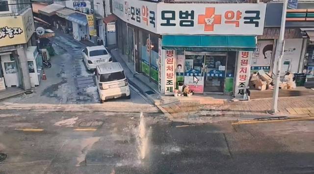 ▲ 14일 오후 3시 35분쯤 원주시 학성동 역전시장 앞 삼거리를 지나는 상수관로가 파열, 도로 일부가 침수됐다. 원주시 제공.