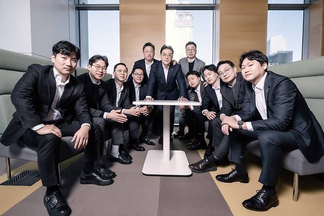 KB증권 액티브영업본부의 박정우 본부장(가운데), 이선기 주식영업부장(왼쪽 셋째)과 팀원들. 사진=이승재 기자