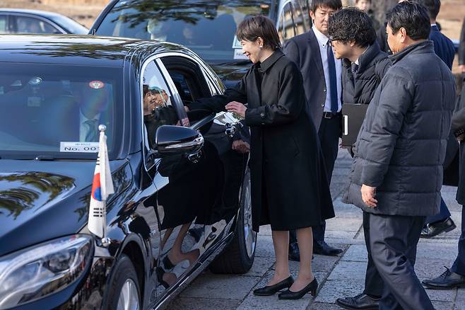 다카이치 사나에 일본 총리가 14일 일본 나라현 이카라가초의 사찰 호류지에서 차량에 탑승한 이재명 대통령을 배웅하고 있다. AP연합뉴스