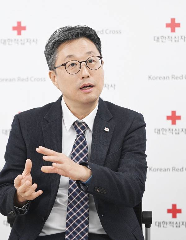 14일 이기훈 대한적십자사 부산혈액원장이 혈액 수급 등 최근 현안에 대한 생각을 밝히고 있다. 김성효 선임기자 kimsh@kookje.co.kr