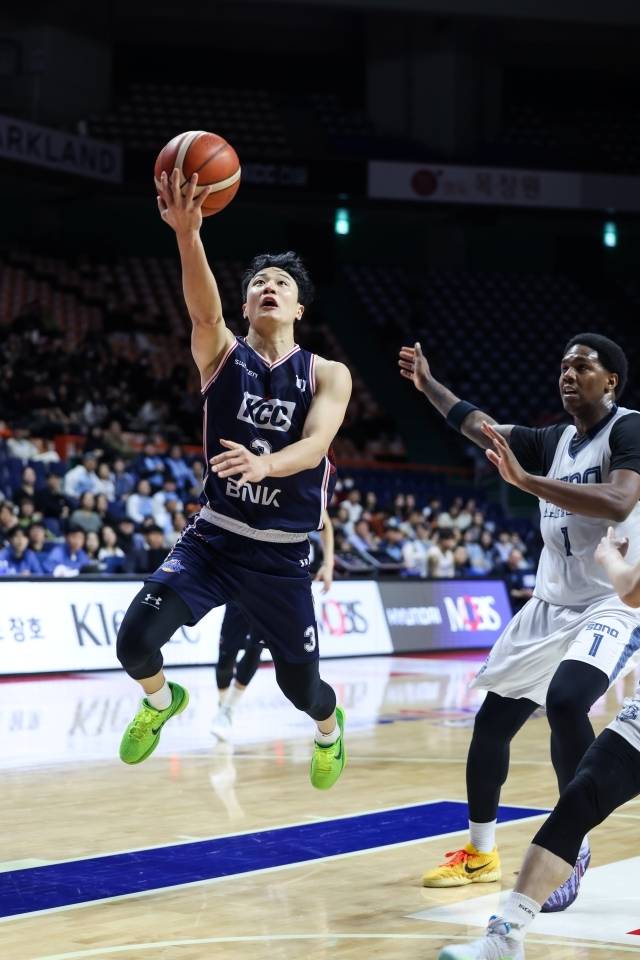 KCC 관계자는 “허웅은 허리에 통증이 있는 상태, 타박상이라고 볼 수 있다. KT전에는 결장한다. 올스타 브레이크 이후에는 돌아올 수 있다”고 이야기했다. 사진=KBL 제공