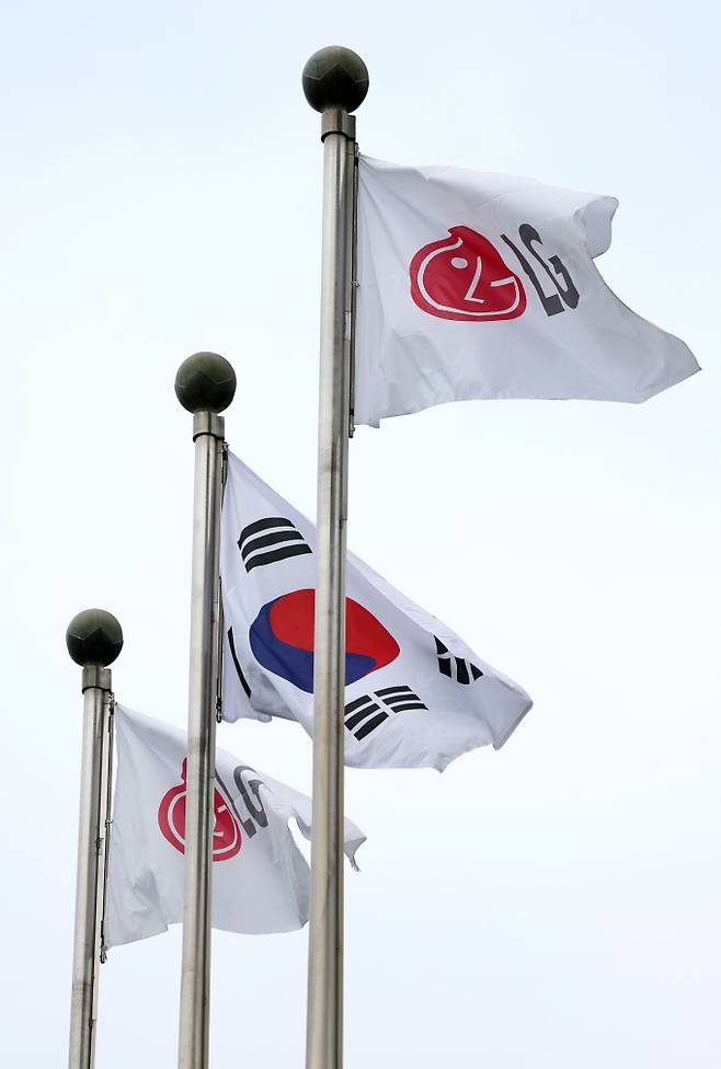 반도체 업황 회복에 삼성전자와 SK하이닉스의 시가총액 비중이 시장의 40%에 육박했다는 분석이 나오는 가운데 올해 코스피 이익 증가분의 '6할'을 반도체가 가져갈 것이란 전망까지 제기됐다. 사진은 지난해 7월 LG전자 본사가 소재한 서울 여의도 LG트윈타워에서 LG 깃발이 바람에 휘날리고 있는 모습. /사진=뉴시스