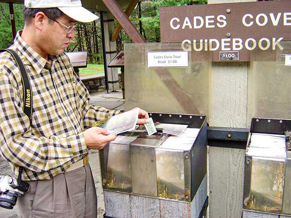 케이즈 코브Cades cove 자연관찰로 입구 자연관찰로 입구에는 탐방로 주변의 자연과 문화를 설명하는 팸플릿이 있다. 1달러를 넣는다. 무료로 제공하면 버리는 사람이 많다.