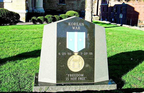 한국전 참전 기념비 그레이트 스모키 마운틴스국립공원 외곽의 헨더슨빌Hendersonville마을에서 우연히 발견한 기념비.