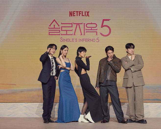 (왼쪽부터) 규현, 이다희, 홍진경, 덱스, 한해가 14일 서울 마포구 호텔 나루 서울 엠갤러리에서 진행된 넷플릭스 예능 ‘솔로지옥 시즌5’ 제작발표회에서 포즈를 취하고 있다. 넷플릭스 제공