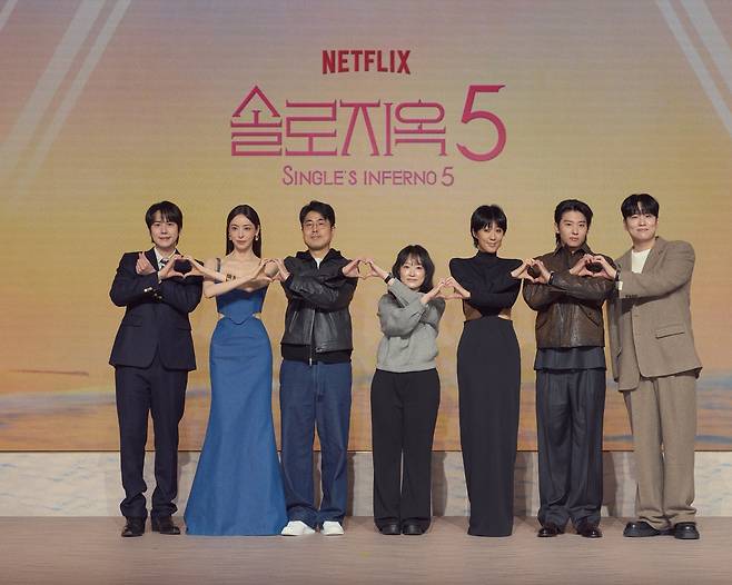 (왼쪽부터) 규현, 이다희, 김재원 PD, 박수지 PD, 홍진경, 덱스, 한해가 14일 서울 마포구 호텔 나루 서울 엠갤러리에서 진행된 넷플릭스 예능 ‘솔로지옥 시즌5’ 제작발표회에서 포즈를 취하고 있다. 넷플릭스 제공
