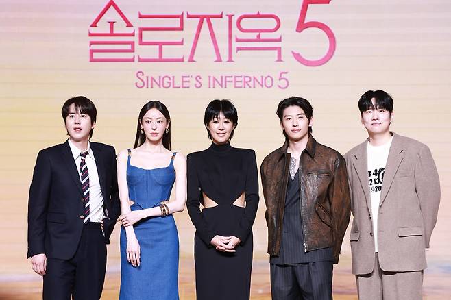 (왼쪽부터) 규현, 이다희, 홍진경, 덱스, 한해가 14일 서울 마포구 호텔 나루 서울 엠갤러리에서 진행된 넷플릭스 예능 ‘솔로지옥 시즌5’ 제작발표회에서 포즈를 취하고 있다. 연합뉴스