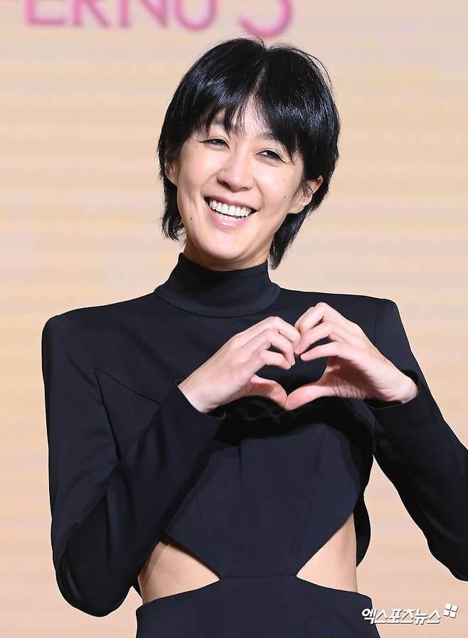 홍진경이 취재진을 향해 포즈를 취하고 있다