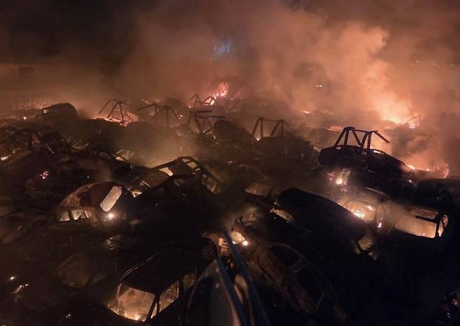 ▲ 포천시 가산면의 한 폐차장에서 발생한 화재로 야적 차량이 불에 타고 있다. 소방 당국은 배터리 전기적 단락 가능성을 원인으로 보고 있다. /사진제공=북부소방재난본부