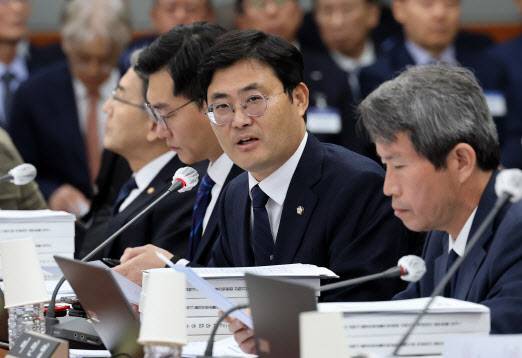 더불어민주당 디지털자산태스크포스(TF) 위원장을 맡고 있는 국회 정무위원회 소속 이정문 의원은 "20일 디지털자산TF 회의에서 여당 단일안에 대한 결론을 낼 것"이라고 말했다. (사진=연합뉴스)