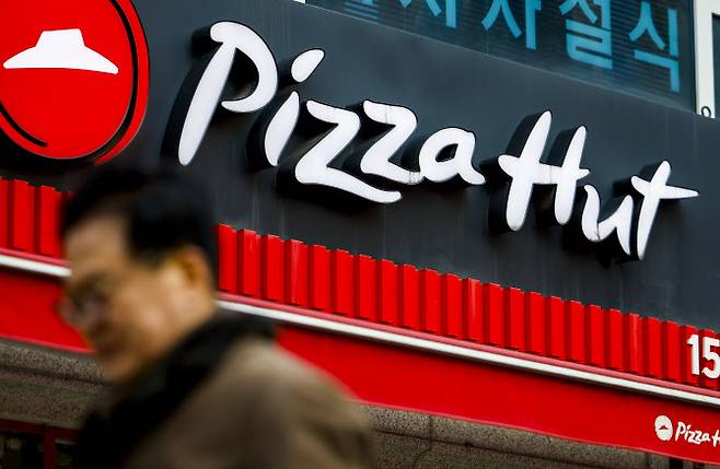 서울시내 피자헛 매장 앞에서 시민들이 이동하고 있다. (사진=뉴시스)