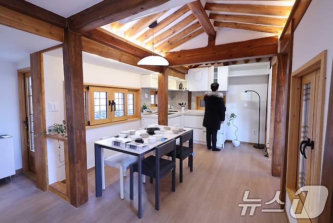 7일 서울 종로구 가회동 미리내집 연계형 공공한옥 1호에서 실제 공급 예정인 한옥을 둘러볼 수 있는 개방행사가 진행되고 있다. 서울시는 신혼부부 등 무주택 가구를 대상으로 외관은 한옥, 실내는 현대식으로 리모델링한 공공한옥 7가구를 시세 대비 60~70% 수준의 임대료로 공급할 예정이다.. 2026.1.7/뉴스1 ⓒ News1 박지혜 기자